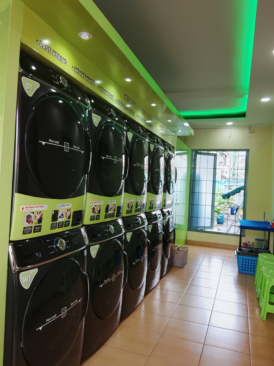 Mesin cuci dan pengering modern Taman Laundry
