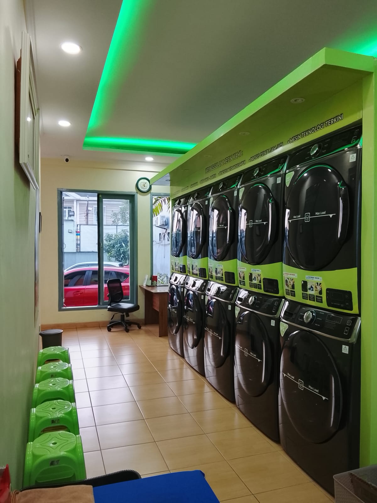 Mesin cuci modern di Taman Laundry